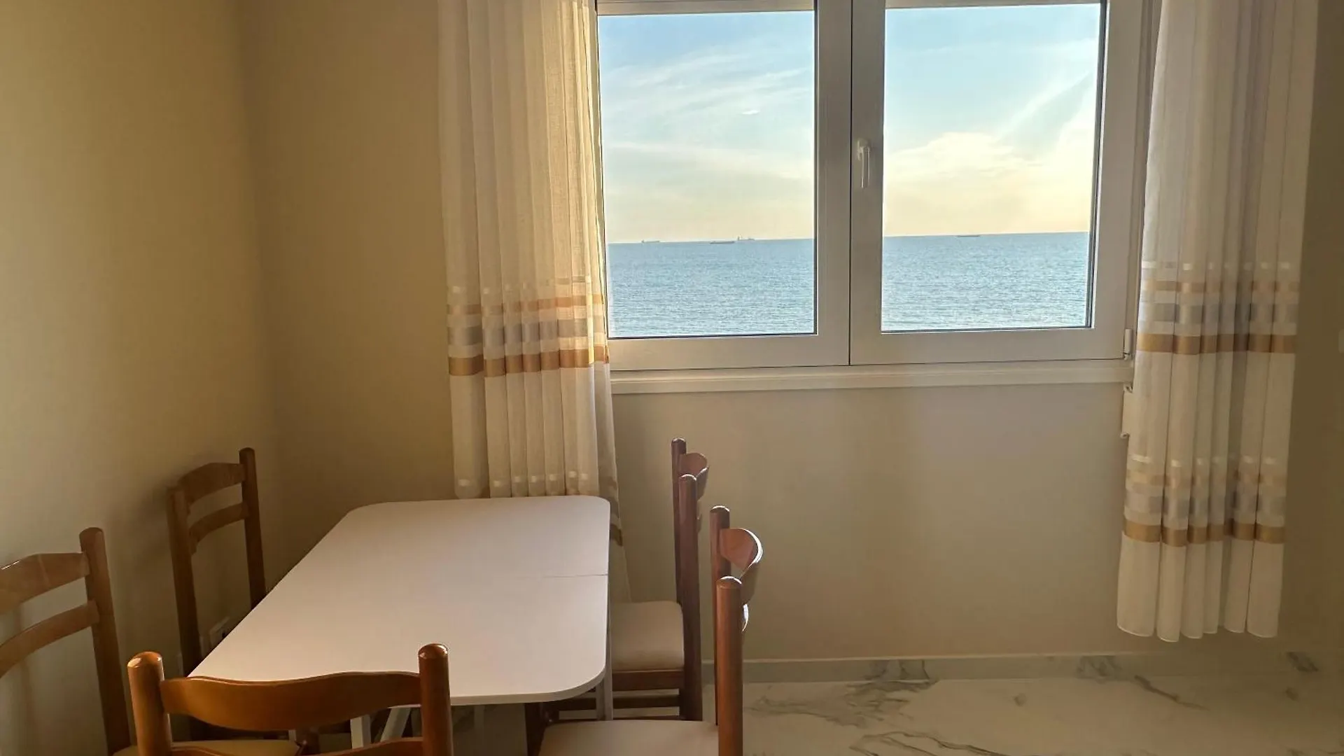 Pearl Apartment Durrës 0*,
